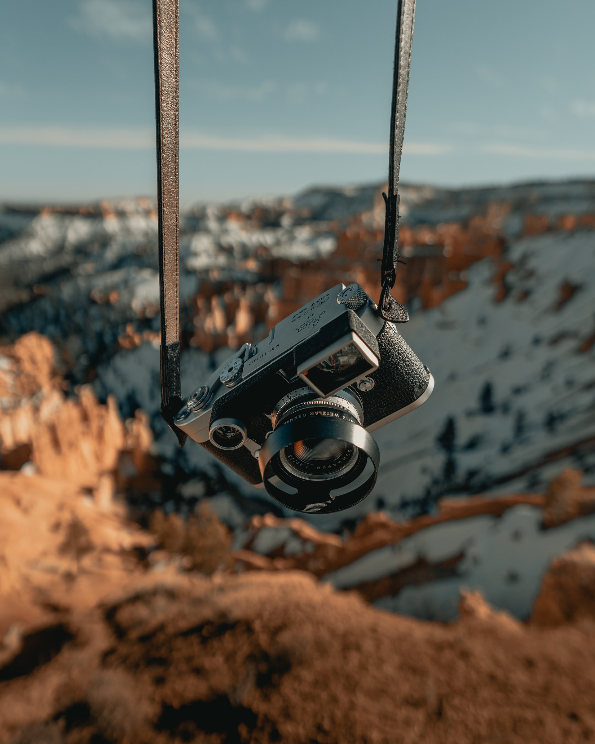 aparat fotograficzny na tle ośnieżonych gór - jak odnaleźć swoją pasję